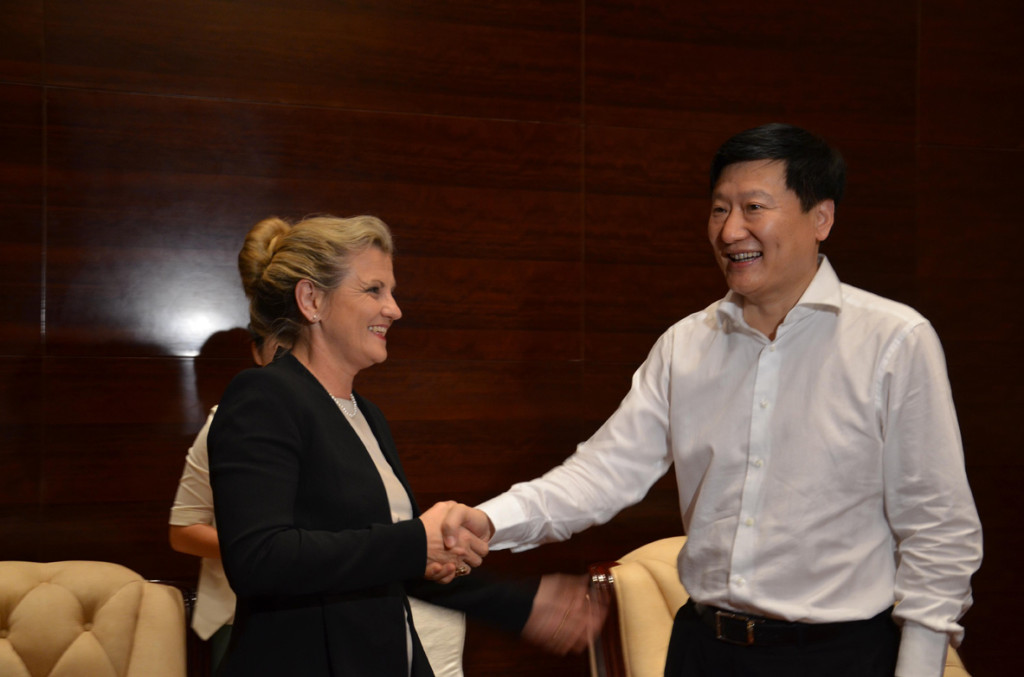 Mayor Karen Willians with Qinhuangdao Mayor Shang Liguang.